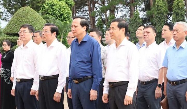 Trưởng Ban Nội chính Trung ương thăm hỏi gia đình các liệt sỹ tại Đắk Lắk - 1