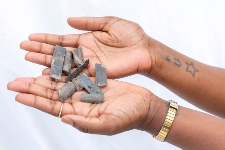 Điên cuồng thèm ăn đất sét, thai phụ tốn gần 100 triệu đồng mua 10 túi mỗi ngày - 3