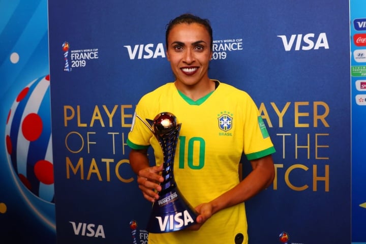 Cô là cầu thủ ghi nhiều bàn thắng nhất cho đội tuyển Brazil, với 115 bàn sau 174 lần ra sân. Marta cũng 6 lần nhận danh hiệu Cầu thủ xuất sắc nhất thế giới.
