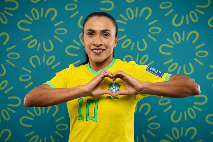 1. Marta Vieira Da Silva (Brazil) là một trong những nữ cầu thủ vĩ đại nhất mọi thời đại. Marta sinh ngày 19/2/1986, mang hai quốc tịch Brazil và Thụy Điển. Ở vị trí tiền đạo, cô chơi cho cả Orlando Pride và đội tuyển quốc gia Brazil.
