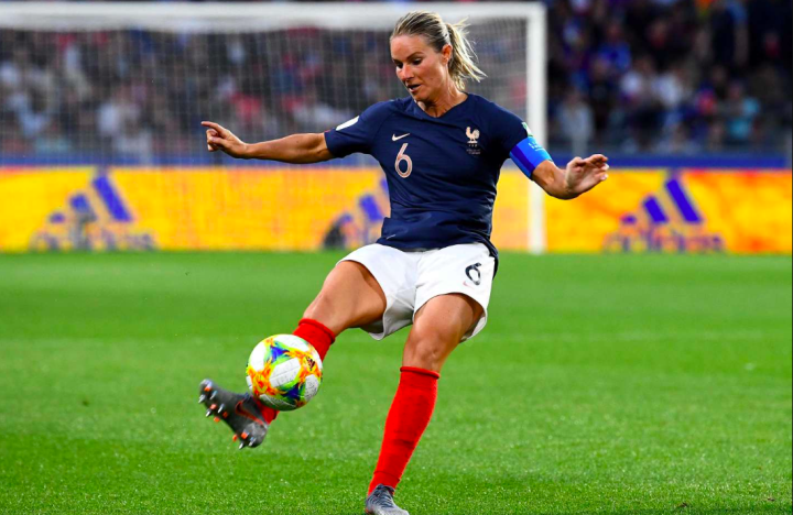3. Amandine Henry (Pháp) - 7 triệu USD: Amandine Henry có thể xem là cầu thủ xuất sắc nhất của bóng đá nữ Pháp trong hơn nửa thập kỷ trở lại đây. Cô cùng Lyon giành tới 13 chức vô địch giải VĐQG nữ Pháp và 7 Champions League nữ.