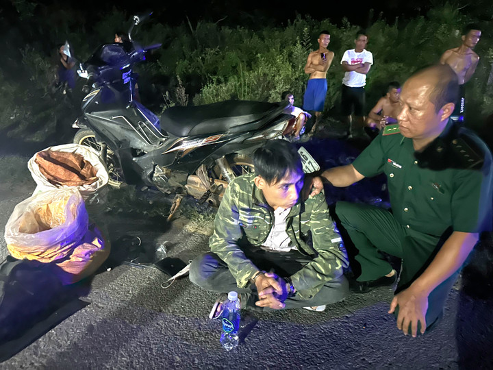 Nghẹt thở 1 giờ truy bắt kẻ vận chuyển 55 kg thuốc nổ qua biên giới - 1