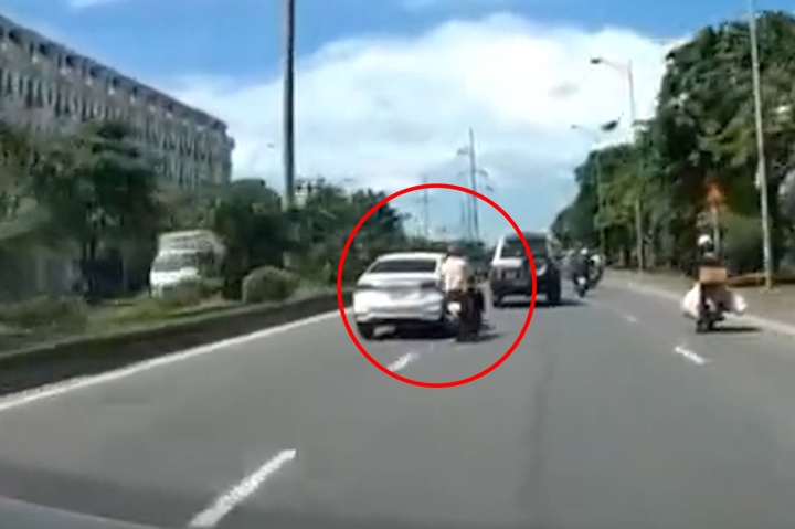 Hà Nội: Truy tìm tài xế nghi cố tình chèn ngã người đi xe máy rồi bỏ chạy - 1