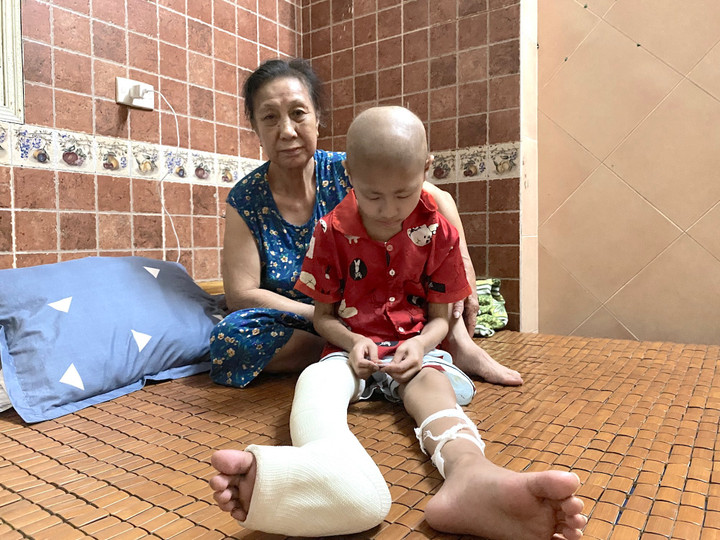 Xuân Giang buồn vì bố mẹ không ở bên nhưng luôn cố gắng nghe lời bà ngoại uống thuốc.