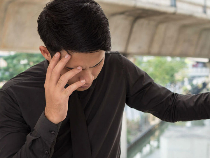 Anh Cung choáng váng khi phát hiện vợ và con anh đã trở thành vợ và con của một người hàng xóm thân thiết với gia đình.