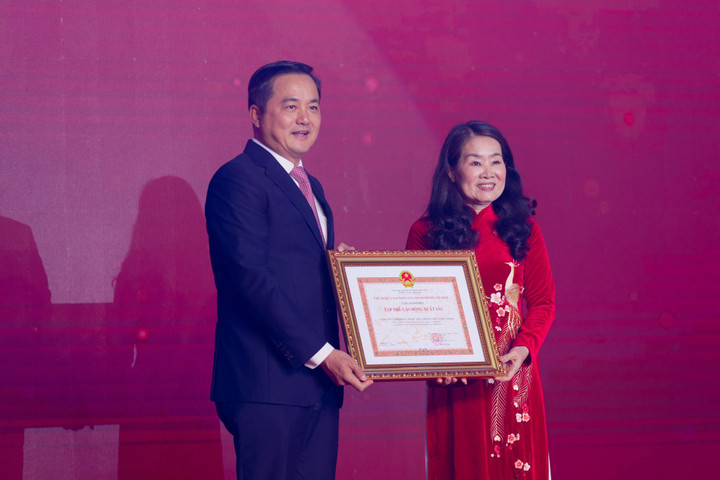 Ông Bùi Tá Hoàng Vũ - Giám đốc Sở Công Thương TP.HCM đại diện trao bằng khen danh hiệu Tập thể lao động xuất sắc cho VIFON.