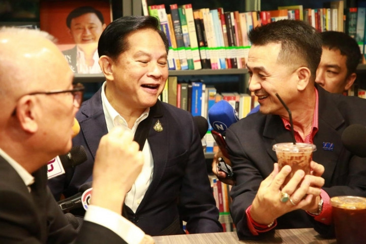 Lãnh đạo Đảng Vì nước Thái và Đảng Quốc gia Thái thống nhất gặp nhau ngày 22/7. (Ảnh: Somchai Poomlard)