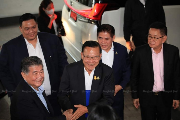 Lãnh đạo Đảng Vì nước Thái và Đảng Quyền lực Nhà nước nhân dân gặp nhau ngày 23/7. (Ảnh: Apichart Jinakul)