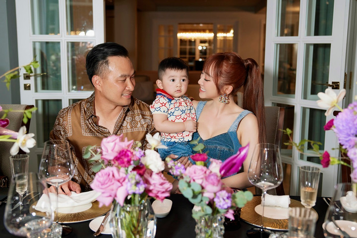 Sau khi có con trai, Chi Bảo và Lý Thùy Chang ngày càng mặn nồng, hạnh phúc hơn.