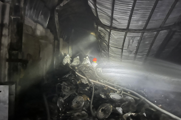 Lực lượng Cảnh sát PCCC&CNCH chữa cháy bên trong kho quạt điện. (Ảnh: CACC).