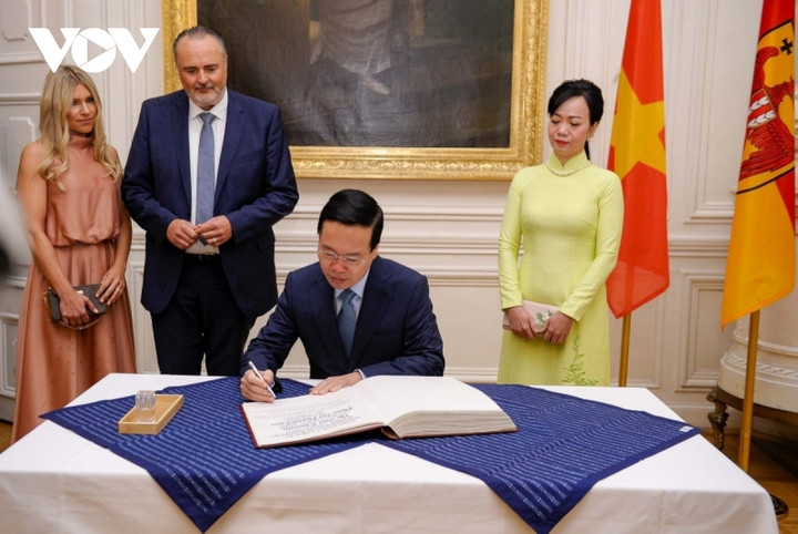 Chủ tịch nước Võ Văn Thưởng viết sổ lưu niệm của bang Burgenland.