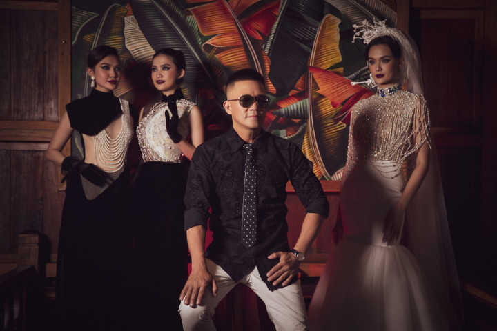 NTK Đinh Văn Thơ cùng bộ sưu tập của mình.