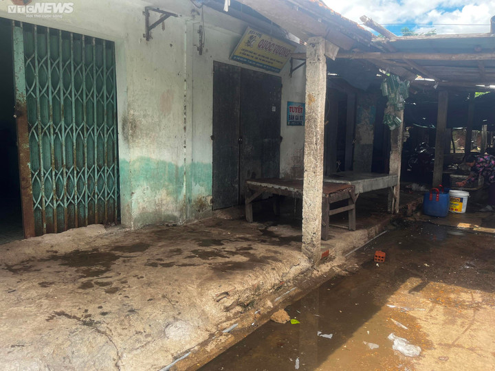 Nhiều gian hàng buôn bán ế ẩm vì ô nhiễm.