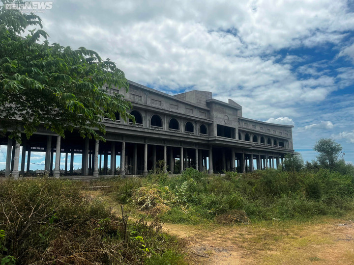 Công trình đồ sộ bỏ hoang nhiều năm nay.