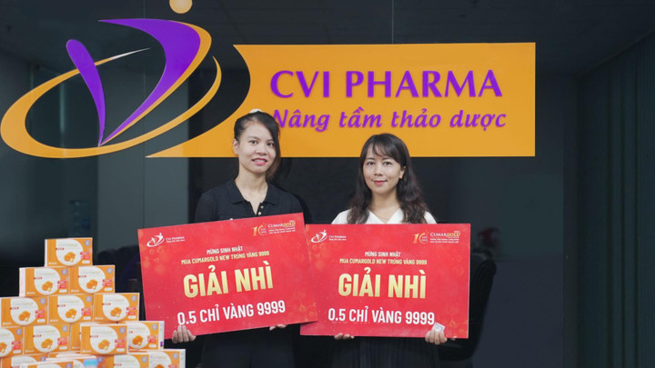 Chị Phạm Thị Kim Cúc (Hà Nội) và chị Nguyễn Thị Phượng (Yên Bái) là hai khách hàng trúng giải ở khu vực phía Bắc.