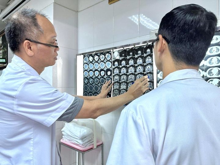 Phim chụp cho thấy bé trai bị gãy xương hàm, xương gò má sau khi bị chó cắn.