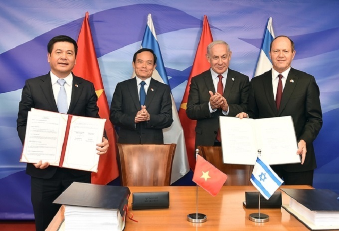 Phó Thủ tướng Trần Lưu Quang và Thủ tướng Israel Benjamin Netanyahu chứng kiến lễ ký kết Hiệp định thương mại tự do Việt Nam-Israel (VIFTA). Ảnh: (VGP/Hải Minh)