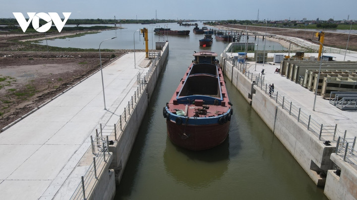 Vào lúc 10h sáng nay (25/7), tàu ND 4002 tải trọng 820 tấn là tàu đầu tiên đi qua Cụm công trình kênh nối sông Đáy - Ninh Cơ.