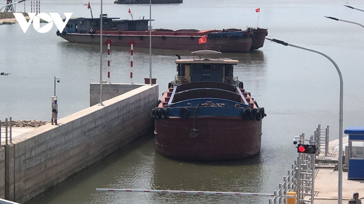 Cận cảnh tàu di chuyển qua kênh Nghĩa Hưng.