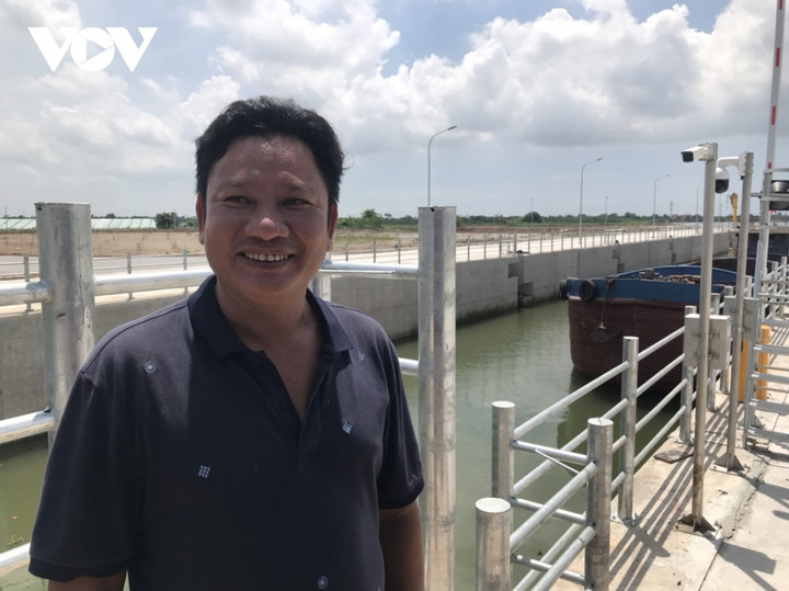 Ông Nguyễn Văn Hùng chủ tàu ỡ xã Nghĩa Sơn, huyện Nghĩa Hưng, tỉnh Nam Định khâu giấu được sự vui mừng khi cụm công trình có ý nghĩa thiết thực với nghề tàu sông pha biển đi vào hoạt động.