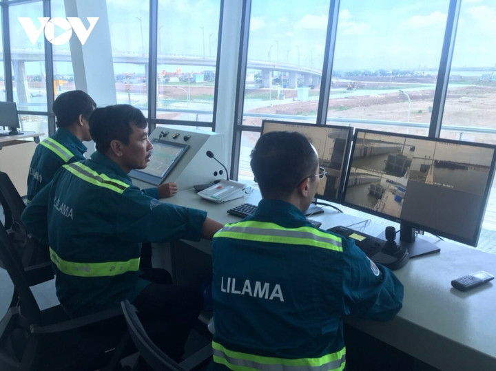 Đội ngũ điều hành viên để điều phối tàu đi qua kênh Nghĩa Hưng.