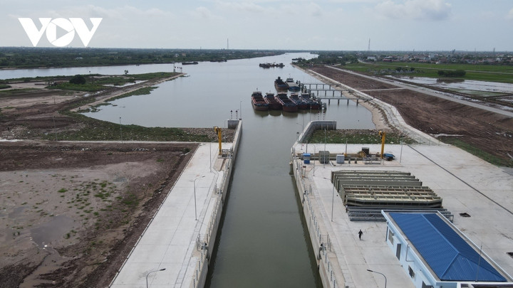 Một số tàu chở hàng đã được đỗ tại Âu tàu chờ tới lượt đi qua kênh Nghĩa Hưng.