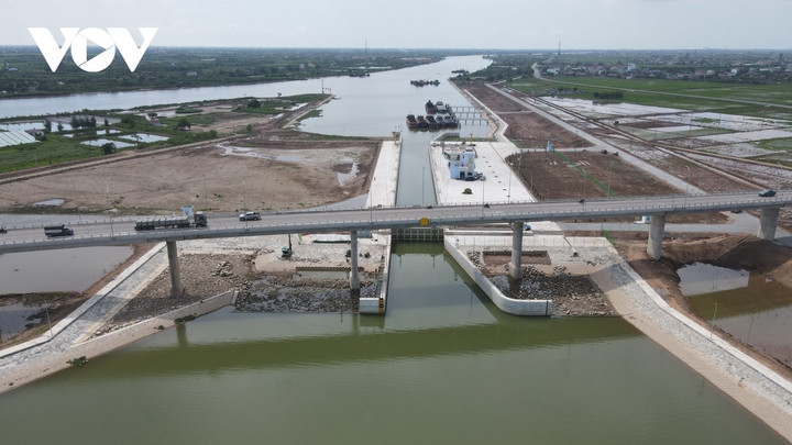 Tàu đi ra khỏi kênh Nghĩa Hưng tới sông Ninh Cơ để di chuyển vào nội địa.