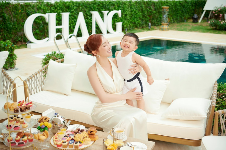 Lý Thùy Chang rất hài lòng với cơ ngơi mới vì Chi Bảo đã khéo léo bố trí sân vườn, cây cối xanh tốt để con trai Gia Khang có chỗ nô đùa.