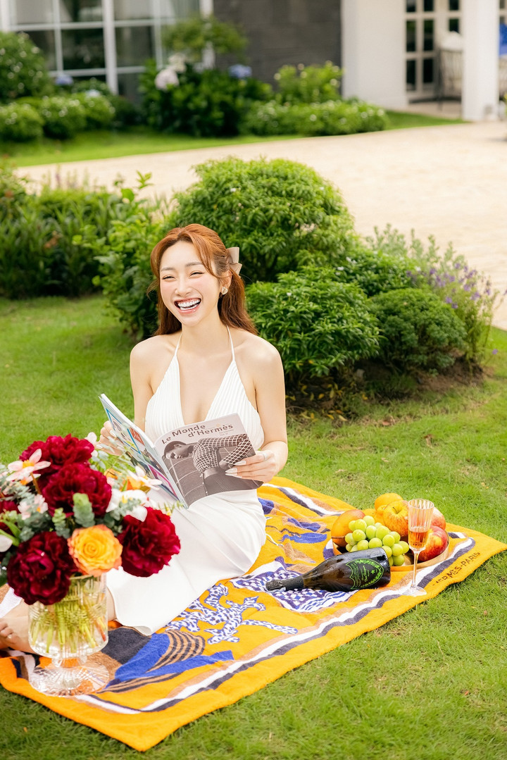 Lý Thùy Chang luôn bắt kịp xu hướng thời trang thịnh hành trên thế giới và ứng dụng sáng tạo để phù hợp với phong cách cá nhân.