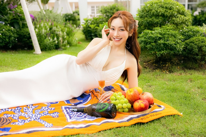 Lúc rảnh rỗi, bà xã Chi Bảo thường livestream chia sẻ bí quyết chăm sóc gia đình, nuôi dạy con, "giữ lửa" hôn nhân và hoàn thiện phong cách cá nhân.