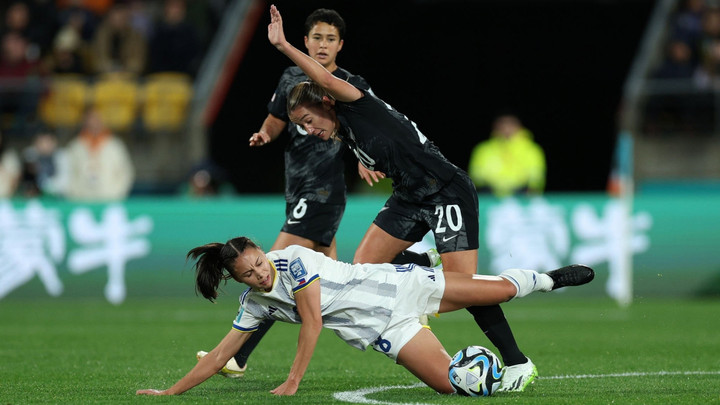 Các cầu thủ New Zealand chật vật trước Philippines.