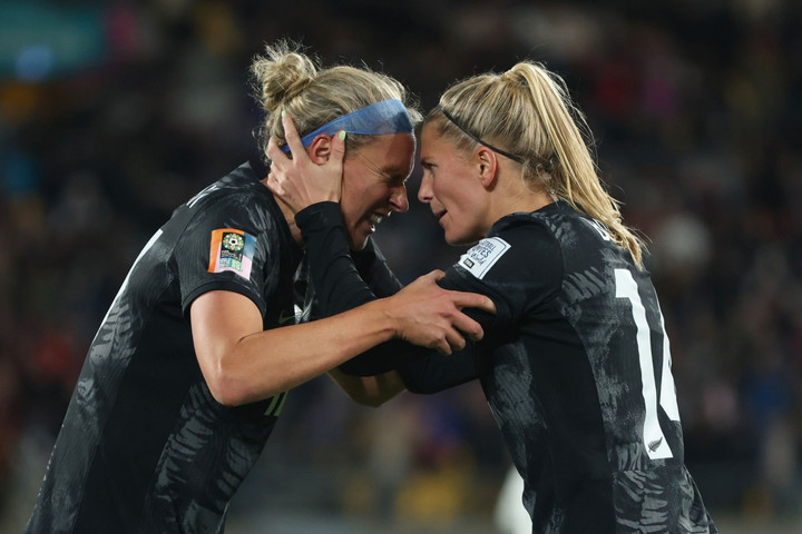 Cầu thủ New Zealand động viên nhau sau bàn thắng hụt.