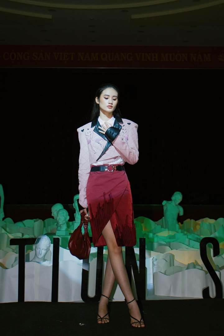 Chiều cao nổi bật, vóc dáng chuẩn mẫu và phần xương quai hàm hơi góc cạnh là thế mạnh của 10x khi làm công việc này.