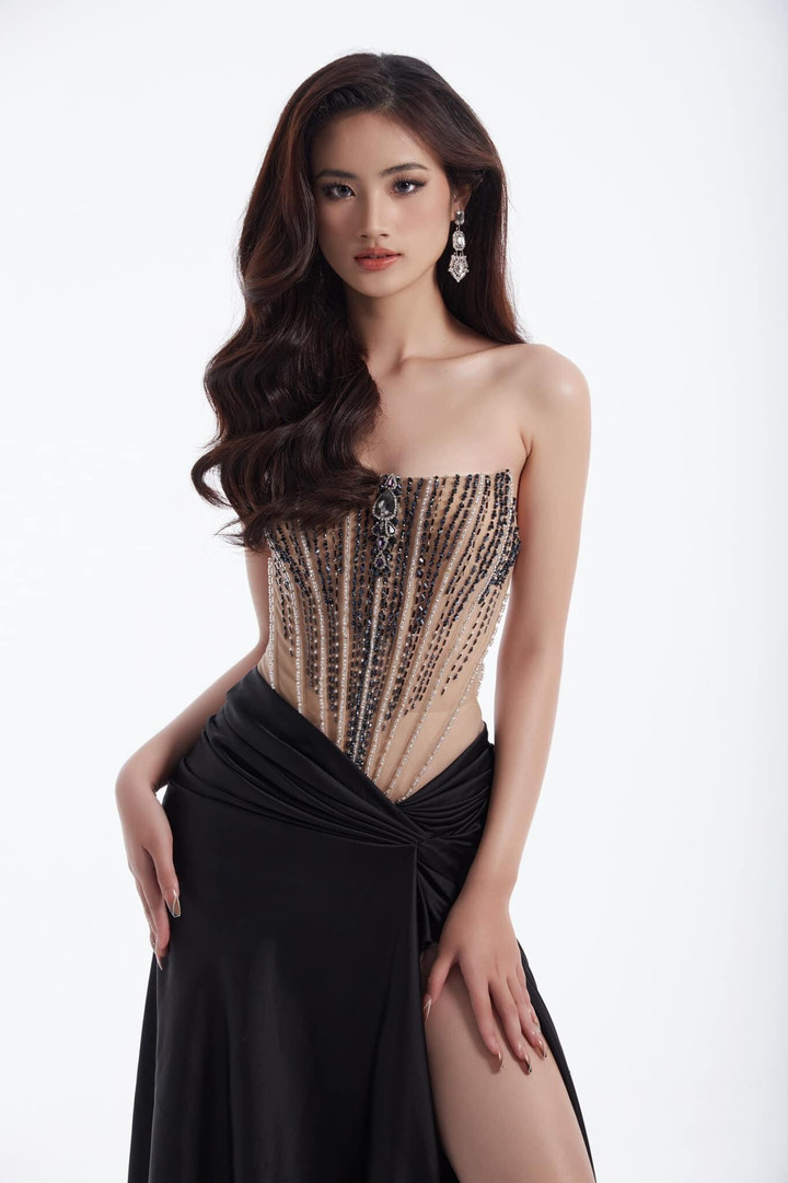 Sau thành tích tại cuộc thi cấp tỉnh, Ý Nhi tự tin ghi danh Miss World Vietnam 2023. Bức hình dự thi cho thấy sự lột xác rõ nét về phong cách của Ý Nhi so với thời điểm thi Duyên dáng Sinh viên Bình Định.