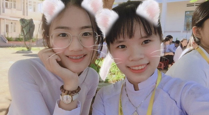 Năm 16 tuổi, Ý Nhi đã niềng răng. Cô có thói quen đeo đồng hồ và vòng tay gỗ khi đi học.