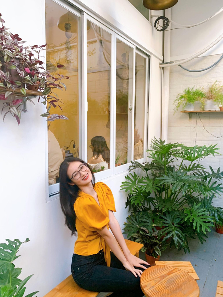 18 tuổi, cô vẫn trung thành với mái tóc đen dài và ngày càng duyên dáng hơn.