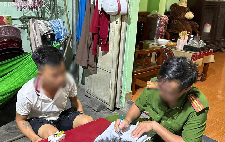 Tài xế Phạm Văn Quang lái xe trong tình trạng phê ma tuý, không xuất trình được giấy phép lái xe. (Ảnh: Nguyễn Vương)