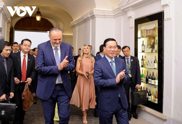 Thủ hiến bang Burgenland Hans Peter Doskozil và Phu nhân đón Chủ tịch nước Võ Văn Thưởng và Phu nhân tới thăm Bang.