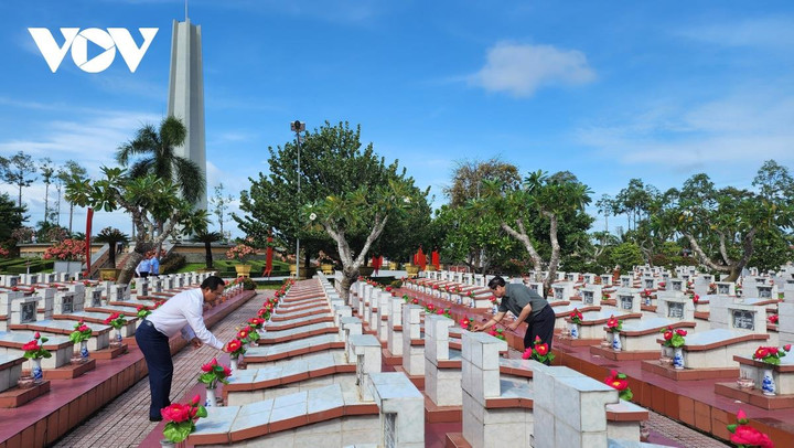 Thủ tướng Phạm Minh Chính thắp hương trên các phần mộ liệt sỹ.