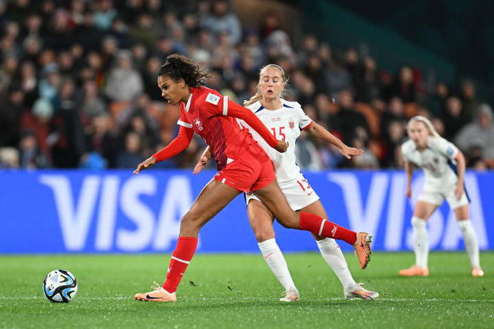 Na Uy cố gắng đẩy cao đội hình.