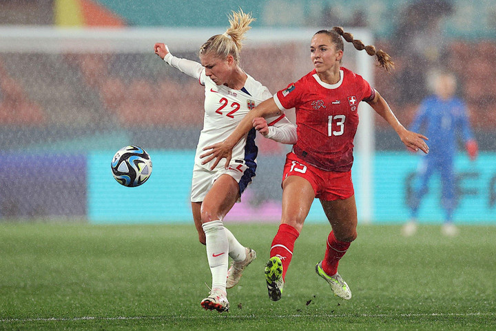 Sophie (áo trắng) có nhiều cơ hội ghi bàn.