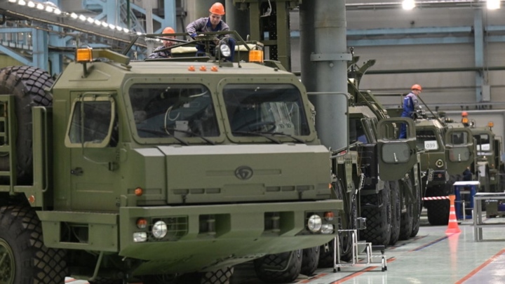 Các nhà máy quân sự Nga trong một tháng đang giao hàng nhiều hơn so với cả năm 2022, nhưng cần thêm hàng nghìn nhân công.