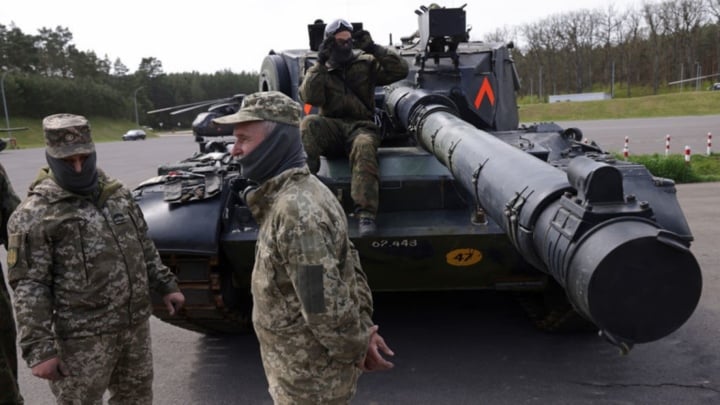 Lính Ukraine huấn luyện vận hành xe tăng chiến đấu chủ lực Leopard 1A5 ở Đức. (Ảnh: Getty)