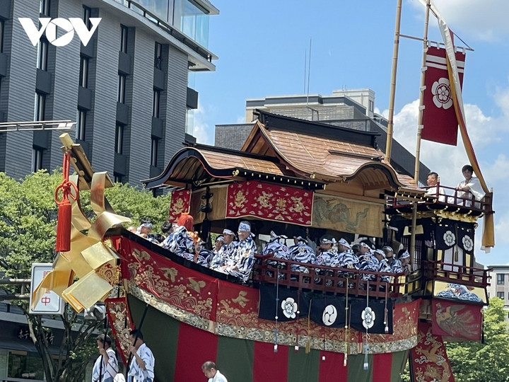 Bức Rèm thêu cung đình do Đài Tiếng nói Việt Nam tặng trang trí trên kiệu Ofunehoko.