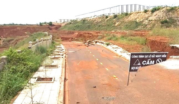 Hiện trường Dự án đầu tư xây dựng công trình Cơ sở hạ tầng kỹ thuật Nhân Cơ bị sụt lún.