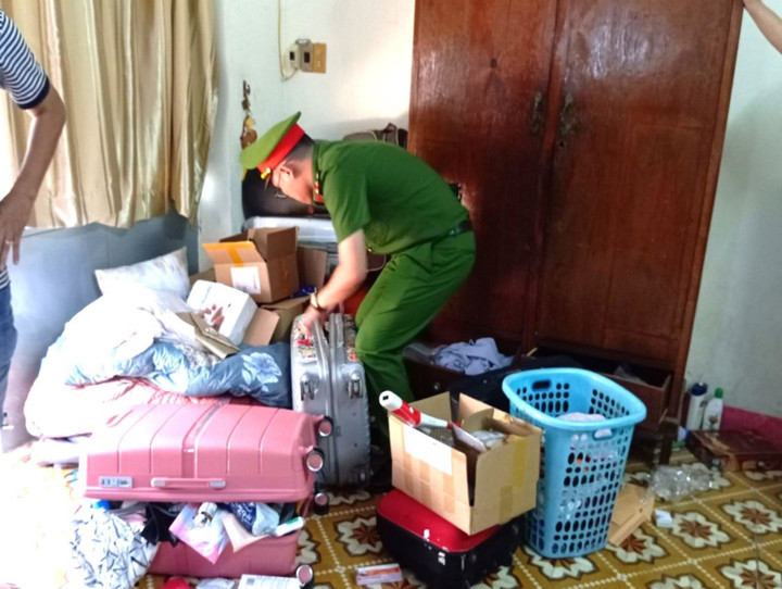 Cơ quan công an khám xét nơi ở của vợ chồng Nhạn - Hùng.