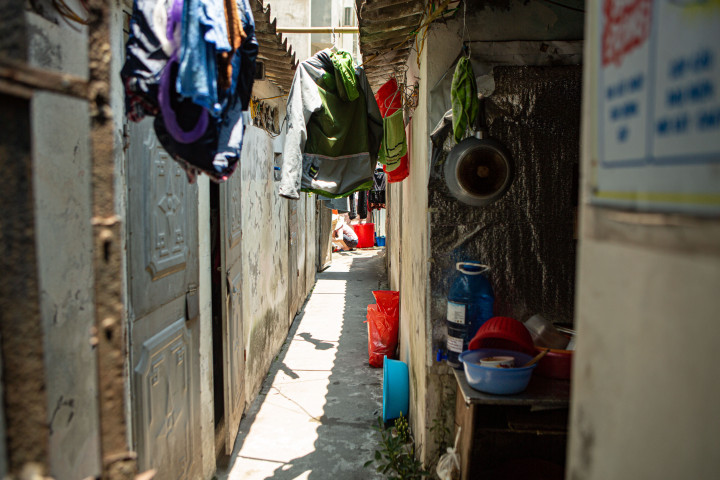 Ông Mai Anh Tuấn (47 tuổi, quê ở Ba Vì, Hà Nội), Trưởng xóm chạy thận, cho biết phòng trọ ở đây đa số nhỏ hẹp, mùa hè đến cực kỳ oi bức. Hơn một năm trở lại đây 60% số phòng trọ được chủ nhà trang bị điều hoà. Tuy nhiên nhiều người vẫn không dám dùng vì sợ chi phí điện cao, tiêu tốn vào tiền điều trị. Họ chấp nhận chịu nóng để không làm gia tăng gánh nặng kinh tế cho gia đình.