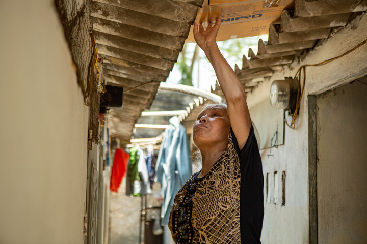 Phòng trọ chật hẹp được lợp bằng tôn, vài chỗ hư hỏng che chắn bằng nhựa mica. Nắng xuống khiến không khí trở nên ngột ngạt, khó thở. Những người ở đây tận dụng bìa carton chắn nắng, tránh ánh nắng chói chang chiếu vào phòng.