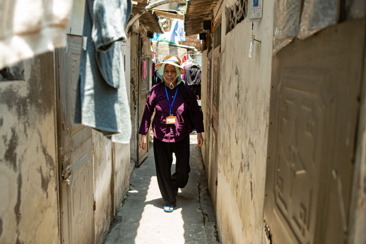 Nhiều hôm nắng nóng bà Vinh lựa chọn ra viện sớm, ngồi "nhờ" điều hoà cho mát chờ chạy thận. Với bà tiết kiệm được chút nào hay chút ấy.