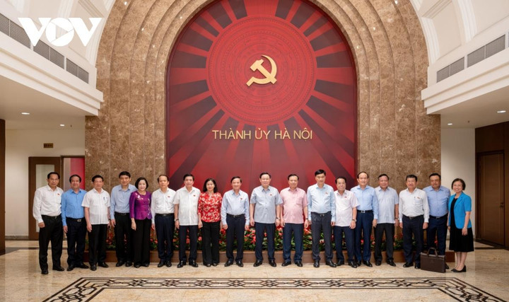 Các đại biểu chụp ảnh lưu niệm.